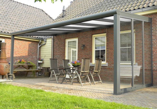 Strakke veranda aan huis